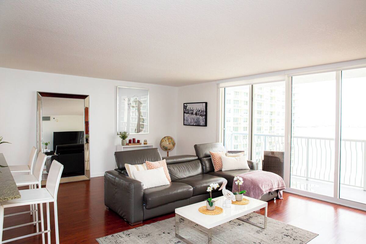 Apartamento conforto, 3 quartos, sacada, vista para a baía | Área de estar | TV