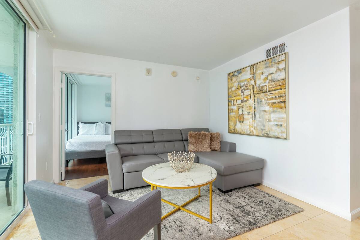 Apartamento conforto, 3 quartos, sacada, de frente para o mar | Área de estar | TV