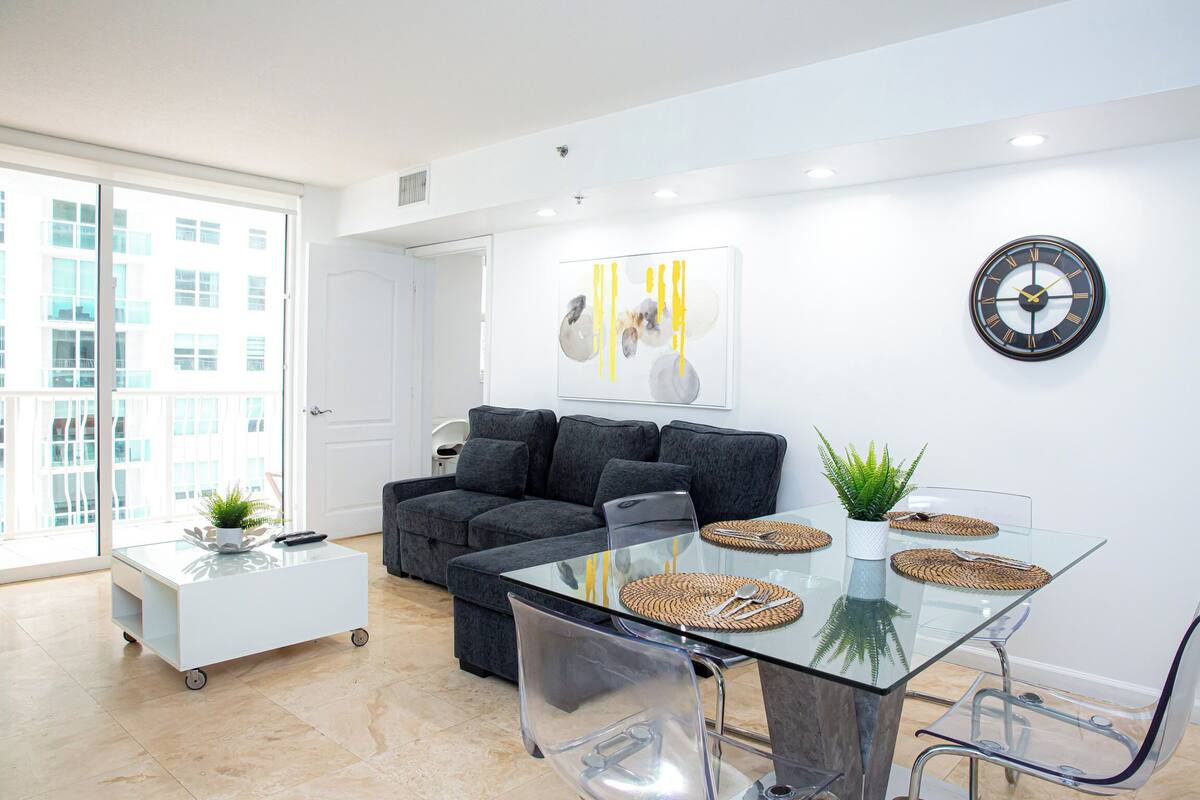 Apartamento, 4 quartos, vista para a baía | Área de estar | TV