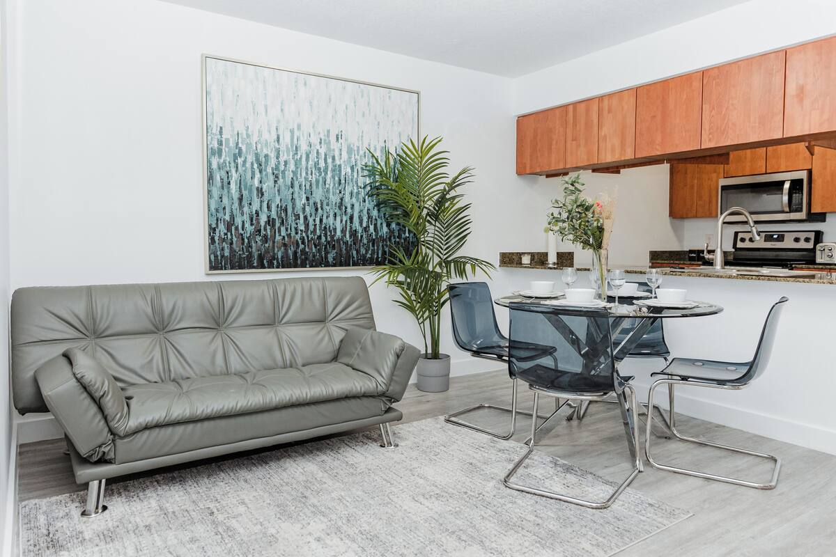Apartamento, 2 quartos, sacada | Área de estar | TV