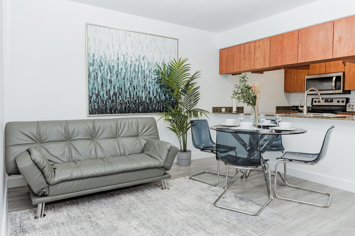 Leilighet, 2 soverom, balkong | Oppholdsområde | TV