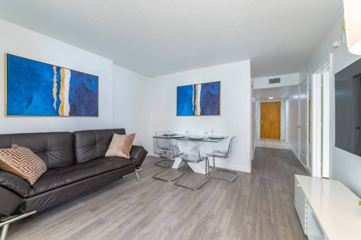 Apartamento família, 2 quartos, suíte | Área de estar | TV