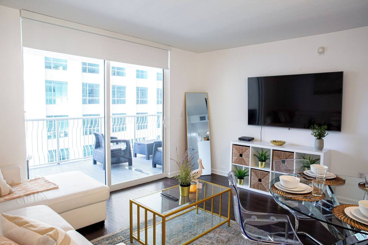 Apartamento família, 2 quartos, sacada, de frente para o mar | Área de estar | TV
