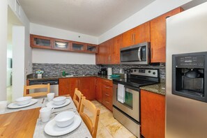 Appartement Confort, balcon, vue sur la baie | Cuisine privée | Réfrigérateur grande capacité avec congélateur, four à micro-ondes