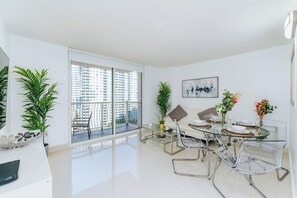 Familienapartment, 2 Schlafzimmer, Balkon, Buchtblick | Wohnbereich