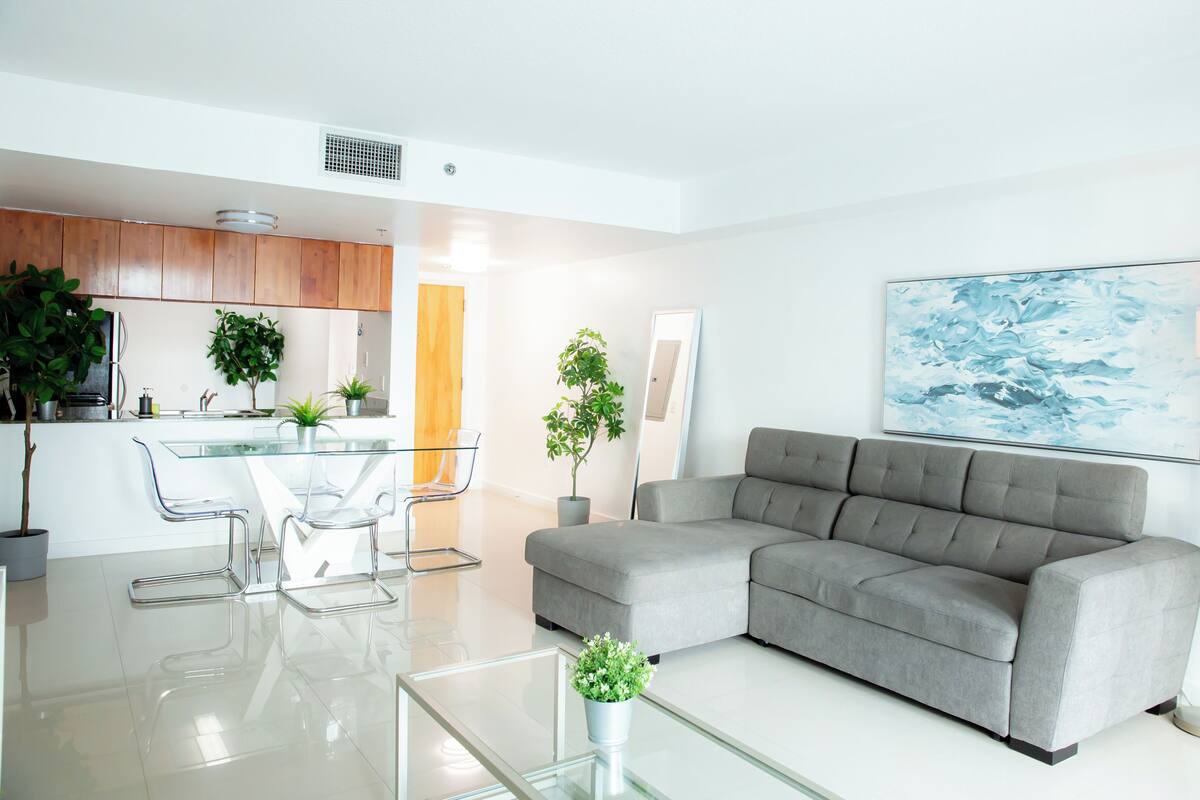 Apartamento conforto, 3 quartos, sacada | Área de estar | TV