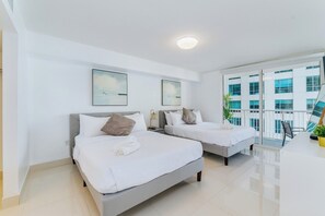 Familienapartment, 2 Schlafzimmer, Balkon, Buchtblick | Schreibtisch, Bügeleisen/Bügelbrett, kostenloses WLAN, Bettwäsche