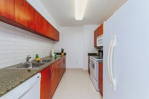 家庭公寓, 2 間臥室, 陽台, 海灣景觀 | 私人廚房 | 大型冰箱、微波爐、烤箱、洗碗機