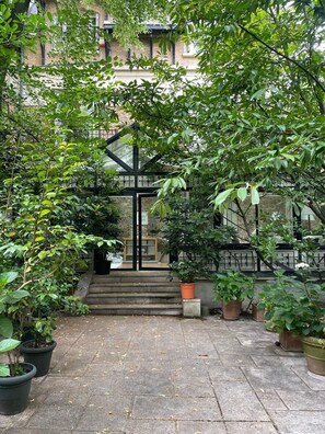 Exterior detail - Beautiful house with a garden in the heart of Neuilly (Neuilly-sur-Seine)