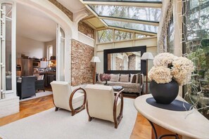 TV - Beautiful house with a garden in the heart of Neuilly (Neuilly-sur-Seine)