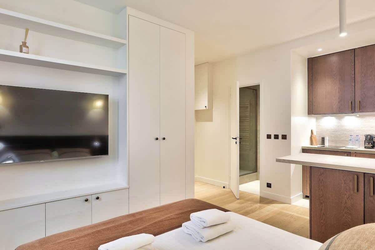 Tabla de planchar con plancha, wifi y ropa de cama 