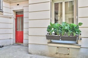 Exterior detail - Sublime refurbished studio (Paris)