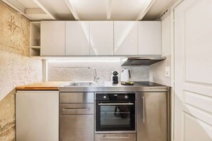 Oven, coffee/tea maker, electric kettle, cookware/dishes/utensils - Charming architect-designed duplex - Marais (Paris)