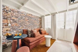 TV - Charming architect-designed duplex - Marais (Paris)