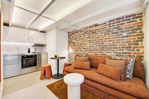 TV - Charming architect-designed duplex - Marais (Paris)