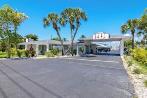 Exterior - Cozy 2 Queen Bed Studio in Sunny Fort Myers Beach (Fort Myers Beach)