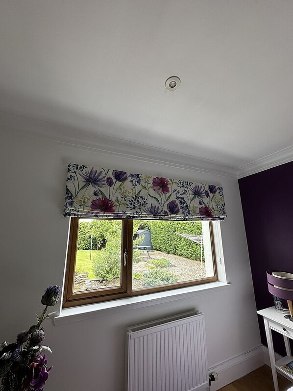 Ein Zimmer mit Fenster, Heizkörper und weißer Wand.