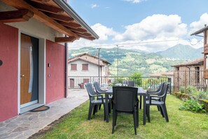 Outdoor dining - Val Brembana Paradise | Luxury Mountain View (Cornalita)