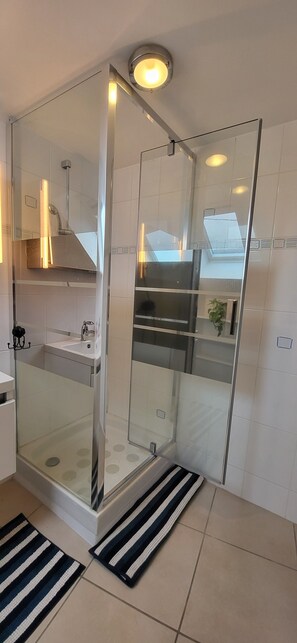 Shower, hair dryer, towels, soap - Relaxation between lakes and mountains JoAli 4 * Gîte (SAULZET-LE FROID)