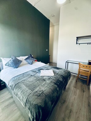 Double Room, 1 Double Bed, Non Smoking, Private Bathroom - Melrose Abbey Guest House (Liverpool)