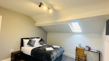Double Room, 1 Double Bed, Non Smoking, Ensuite | Desk, free WiFi, bed sheets