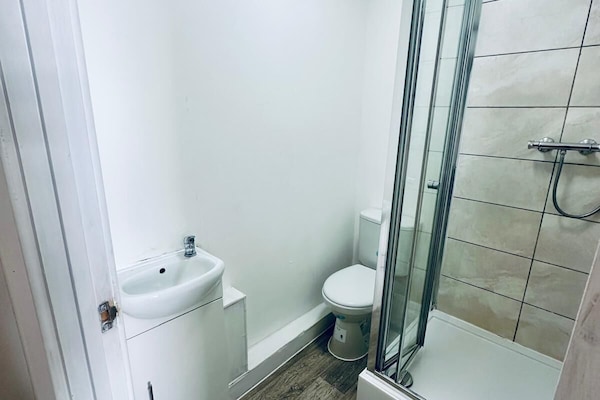 Double Room, 1 Double Bed, Non Smoking, Ensuite | Bathroom | Shower, towels, shampoo, toilet paper