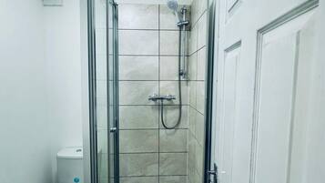 Double Room, 1 Double Bed, Non Smoking, Ensuite | Bathroom | Shower, towels, shampoo, toilet paper