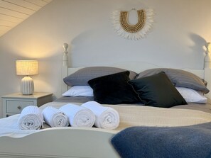 4 habitaciones, tabla de planchar con plancha, wifi y ropa de cama 
