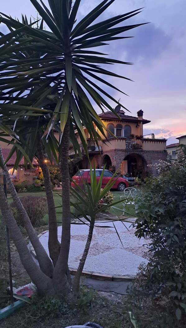 Property grounds - Room 'Stanza 1' with Mountain View, Wi-Fi and Air Conditioning (Casano)