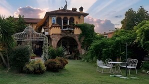 Outdoor dining - Room 'Stanza 1' with Mountain View, Wi-Fi and Air Conditioning (Casano)