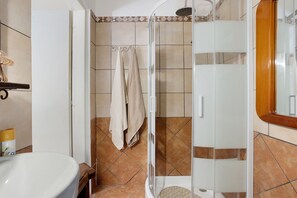 Shower, hair dryer, towels - Room 'Stanza 3' with Mountain View, Wi-Fi and Air Conditioning (Casano)