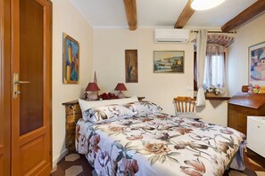1 bedroom, WiFi, bed sheets - Room 'Stanza 2' with Mountain View, Wi-Fi and Air Conditioning (Casano)