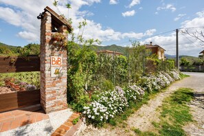 Property grounds - Room 'Stanza 2' with Mountain View, Wi-Fi and Air Conditioning (Casano)