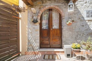 Exterior detail - Room 'Stanza 2' with Mountain View, Wi-Fi and Air Conditioning (Casano)