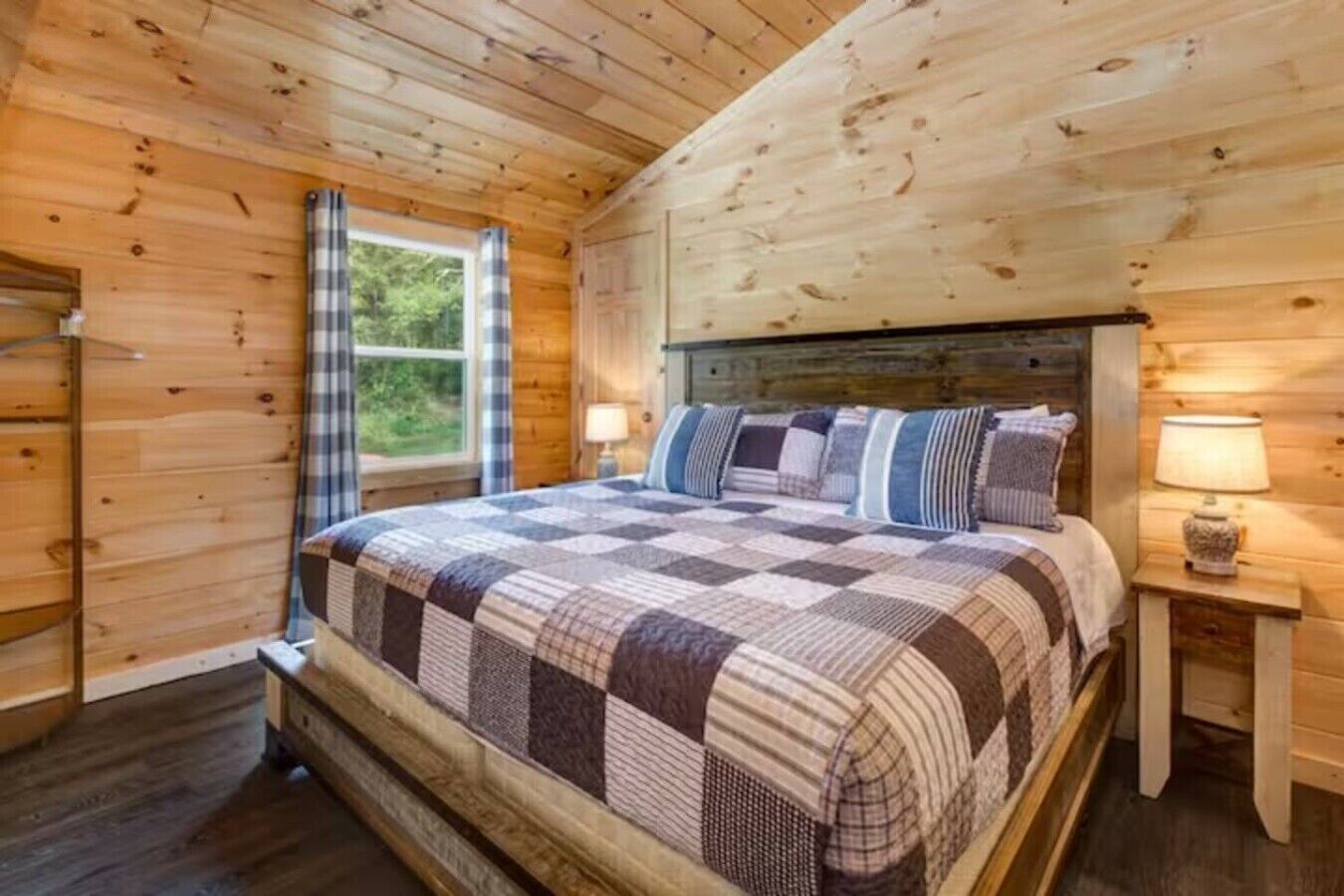 5 bedrooms, desk, iron/ironing board, travel cot