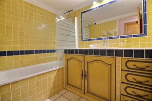 Bathroom - Vrbo Property (La Ciotat)