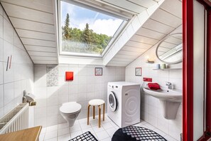 Suihku, hiustenkuivaaja, pyyhkeet