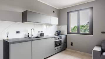 Frigorifero, microonde, forno, piano cottura