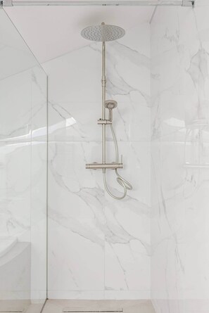 Douche, sèche-cheveux, bidet, savon