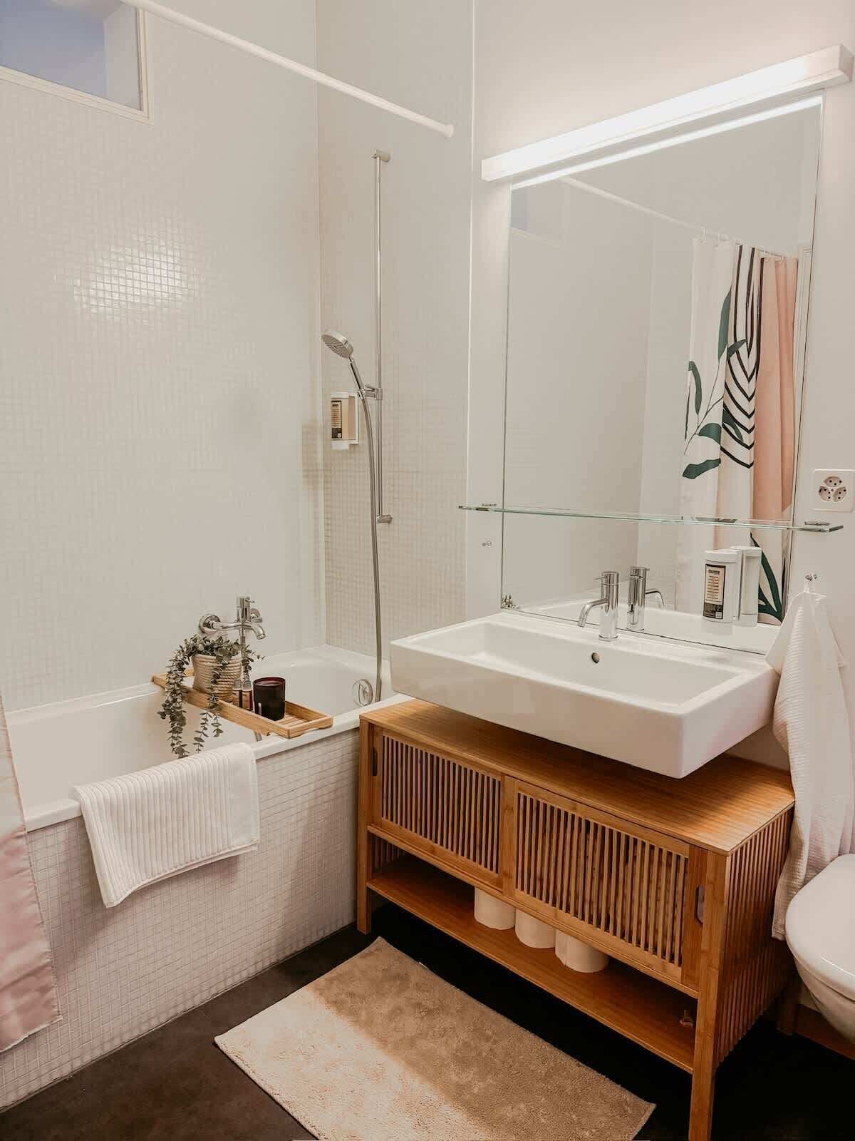Een douche, een haardroger, shampoo