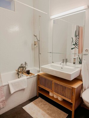 Douche, sèche-cheveux, serviettes fournies, savon