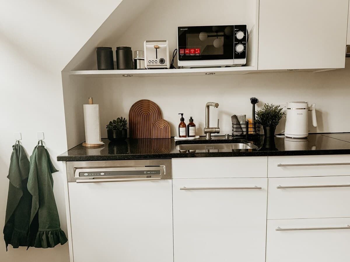Frigorífico, microondas, horno y placa de cocina