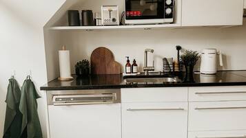 Frigorífico, microondas, horno y placa de cocina