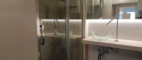 Shower, hair dryer, bidet, towels