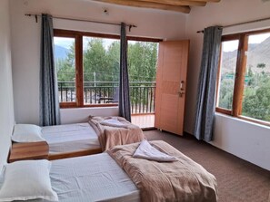 Desk, free WiFi - julley ladakh homestay (Leh)