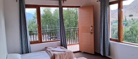 Habitación Deluxe con 1 cama matrimonial o 2 individuales, vista a la montaña