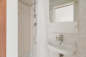 Shower, bidet, towels - Comfortable 45m2 apartment, ideal for 2 people, located on the second floor of a building with lift.The accommodation is located in the Porta Romana district in a strategic position, a stone's throw from the Lodi Tibb M3 stop and the Porta Romana rai (Milan)