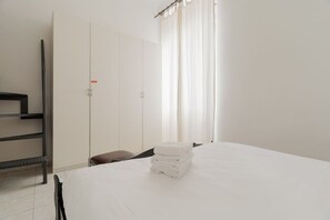1 bedroom, iron/ironing board - Comfortable 45m2 apartment, ideal for 2 people, located on the second floor of a building with lift.The accommodation is located in the Porta Romana district in a strategic position, a stone's throw from the Lodi Tibb M3 stop and the Porta Romana rai (Milan)