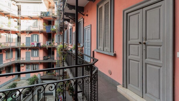 A multi-story residential building with balconies, a staircase, and a door. - Comfortable 45m2 apartment, ideal for 2 people, located on the second floor of a building with lift.The accommodation is located in the Porta Romana district in a strategic position, a stone's throw from the Lodi Tibb M3 stop and the Porta Romana rai (Milan)