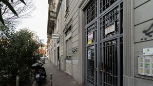 A narrow street with a parked scooter, a building with barred windows, and a sign indicating a business. - Comfortable 45m2 apartment, ideal for 2 people, located on the second floor of a building with lift.The accommodation is located in the Porta Romana district in a strategic position, a stone's throw from the Lodi Tibb M3 stop and the Porta Romana rai (Milan)